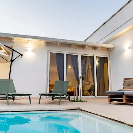 Villa Art Pool