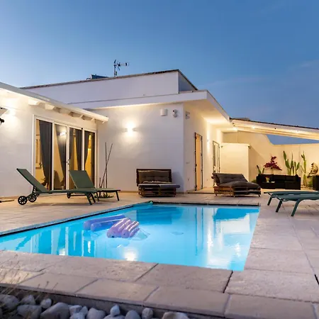 Villa Art Pool